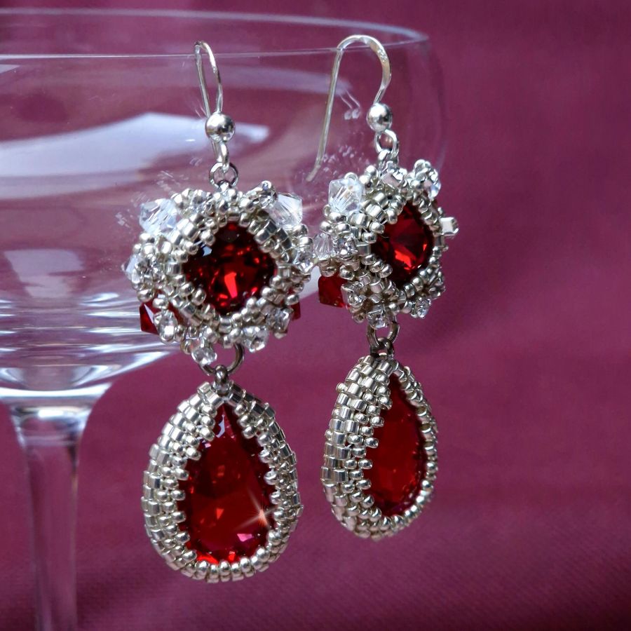 Nämä lämmintä punaista ja viileää hopeaa hehkuvat vintagetyyliset korut tulevat kauppaan viikon 43 lopussa.